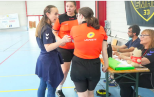 Reportage - Tournoi U15 - Saint Médard HB - Karine Plouhinec : "Les 9 arbitres binômes du tournoi ont vraiment progressé"